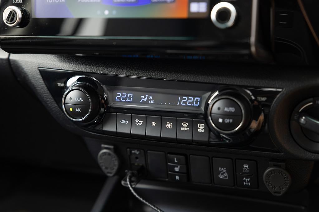 Toyota Hilux SR5 2023 image 13