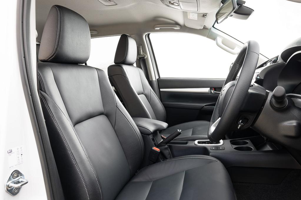 Toyota Hilux SR5 2023 image 7