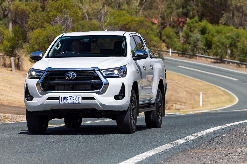 Toyota Hilux SR5 2023 image 2