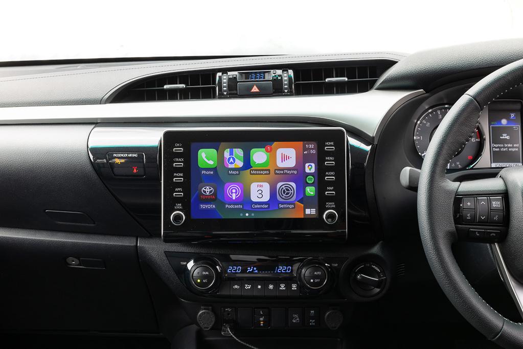 Toyota Hilux SR5 2023 image 9