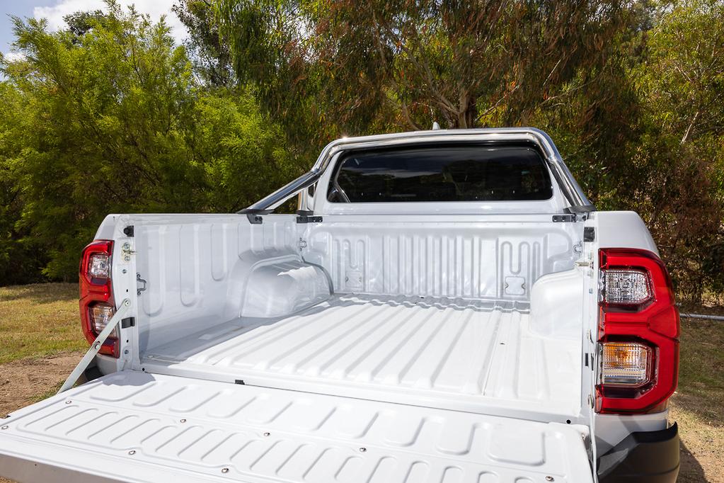 Toyota Hilux SR5 2023 image 14