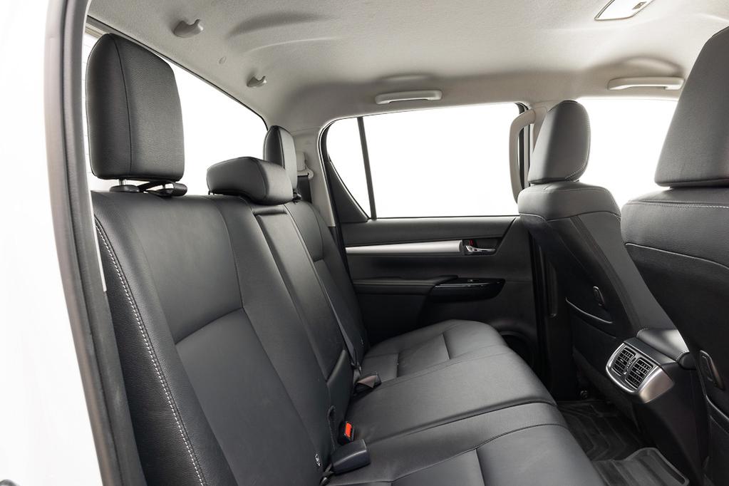 Toyota Hilux SR5 2023 image 8
