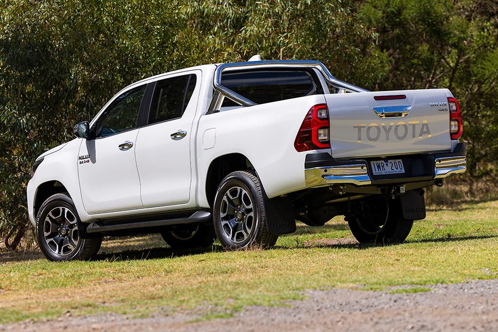 Toyota Hilux SR5 2023 image 4
